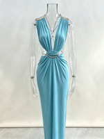 Robe longue unie à fines bretelles pour femme, sexy, avec décolleté en V profond et taille froncée, idéale pour les soirées élégantes d'été