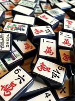 Ensemble de tuiles de mahjong de luxe à bords noirs avec faces de couleur ivoire, symboles multicolores et style de jeu familial classique