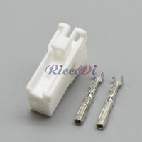 2 Pins Car Socket Trunk Tail Lamp Plug 1891302224AS 1891402224AS pour Carnival KA4 PH845-02020 PH845-02010 PH841-02010