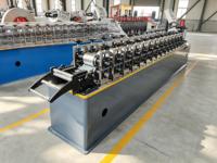 Machine de formage à rouleaux pour portes à enroulement en tôle d'acier à haute efficacité pour montants et rails métalliques