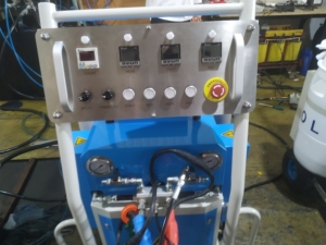Machine d'isolation en mousse de polyuréthane et polyurée pour le pulvérisation sur les murs, toitures et tuyaux des entrepôts frigorifiques - Product Image 1