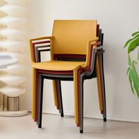 Chaise de salle à manger en plastique PP empilable, style simple, couleur personnalisée, vente en gros, capacité de charge élevée, gain de place