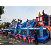 Château gonflable commercial en PVC pour l'extérieur, château gonflable en PVC en forme de requin, toboggans gonflables en forme de bateau pirate pour les aires de jeux