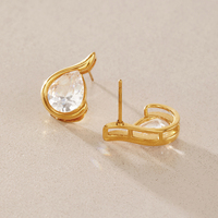 Boucles d'oreilles J&D Classic en acier inoxydable plaqué or 18 carats PVD, avec zircon cubique blanc et strass, modèle Fishhook Linear Wave Stud