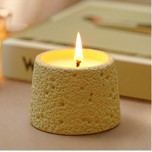 Bougie parfumée en cire de soja artisanale style thé au lait, petite, en pot de ciment, cadeau décoratif - Product Image 2