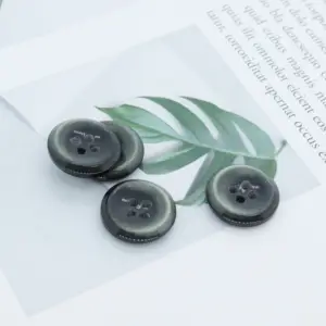 China gravierte Knöpfe benutzer definierte 4 Löcher Harz Horn Knopf für Mann und Frau Kleidungs stück Knopf Lieferant