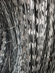 Alambre de púas de doble hélice galvanizado de alta calidad para cercas de plantas químicas, con recubrimiento en caliente y larga vida útil - Product Image 4