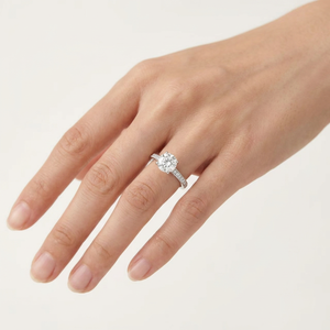 Anillo de compromiso con diamante de laboratorio de corte redondo EVVS de 2.57 ct, con oro macizo de 14K/18K y banda pavé de cuatro puntas - Product Image 4
