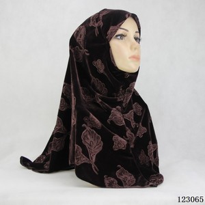 Latest Winter Design gold Embossed Velvet Ethnic Headscarf Easy <b>Hijab</b> Islamic Headscarf, Suitable for Women to Keep Warm - Product Image 4