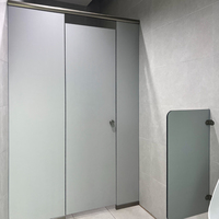 Cubículos de Baño de Tablero Fenólico DEBO Resistentes a los Arañazos y a la Humedad, Diseño Gráfico, Garantía de 5 Años para Escuelas