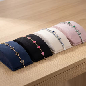 Présentoir à bijoux en velours rose et noir pour bracelets et colliers, idéal pour les magasins de bijoux - Product Image 3