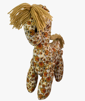 Nouveau design de jouet en peluche cheval avec des pattes mobiles et un imprimé floral jaune, adorable poupée cheval articulée, mascotte de l'année du cheval