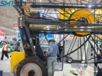 Pulvérisateur agricole automoteur haute clarté avec flèche hydraulique pliable de 21,6 m de largeur de pulvérisation, pompe à engrenages et télécommande pour le maïs