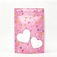 Op maat gemaakte hartvormige staande zipzakken, vochtbestendig en hersluitbaar, voor snoepverpakkingen zoals gummies en snacks.