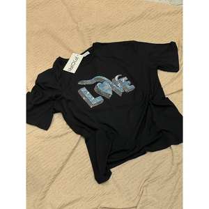 เสื้อยืดสีดำสำหรับผู้หญิงของอิโอริพร้อมลายพิมพ์รูปหัวใจประดับเพชร แขนเสื้อปกติ ผ้าฝ้ายเจอร์ซีย์ 100% ระบายอากาศได้ดี - Product Image 1