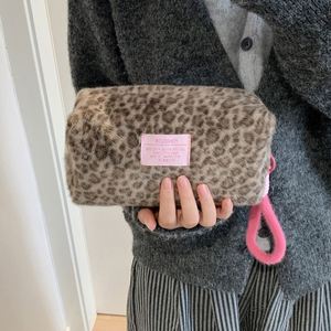 Trousse de Toilette de Voyage Douce et Moelleuse, Pochette à Maquillage Rose Imprimé Léopard, Sac de Maman - Product Image 3