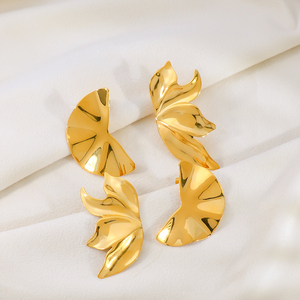 Phóng đại thiết kế cảm giác nửa lá hoa hình bông tai đường phố đánh bại vàng mạ 316L thép không gỉ Bông tai bán buôn - Product Image 6