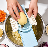 Multifunctionele handmatige plastic groentesnijder mandoline met veiligheidsbescherming 3-in-1 julienne-snijder met verstelbare dikte