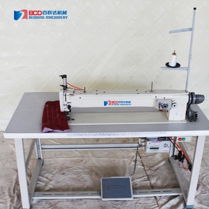 Máquina de coser industrial automática de alta eficiencia para colchones, tipo overlock, de brazo largo, de una sola cabeza, con componente de motor central. - Product Image 1