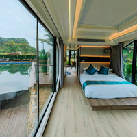 Chambre d'hôtel préfabriquée de luxe moderne en acier, style capsule spatiale futuriste, X7, avec fenêtres panoramiques en verre et balcon en bois, pour complexe hôtelier