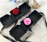 Roses éternelles rouges en gros dans une boîte en acrylique avec collier - Longue durée (3-5 ans) - Cadeau pour la Saint-Valentin, la fête des Mères, Noël