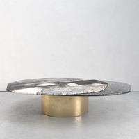 Table basse en marbre marbré Dream Home, surface irrégulière, socle doré poli, table de canapé design moderne
