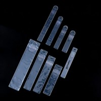 Porte-cartes en PVC bicolore personnalisé, découpé avec trou de suspension, étui pour cartes imprimé, étiquette de marque de mode avec fermeture à clip