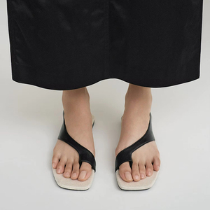 Vente en gros Tongs ouvertes à bout carré Sandales plates à enfiler avec bride arrière Sandales élégantes et confortables pour femmes - Product Image 5