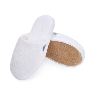 Pantuflas Desechables Cerradas con Logotipo Personalizado, Suministros Ecológicos para Hoteles Fabricados por Expertos en Amenidades Hoteleras - Product Image 3
