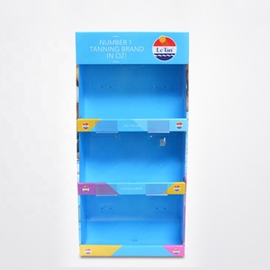 Prateleiras de Papelão Corrugado Personalizadas de 3 Níveis para Roupas Femininas em Lojas de Vestuário - Product Image 1