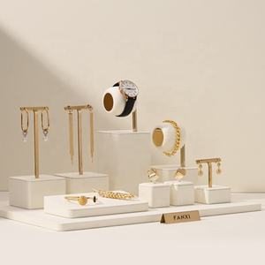 Nuovo Set di espositori per gioielli in stile per <span class=keywords><strong>orecchini</strong></span> con bracciale <span class=keywords><strong>espositore</strong></span> per anelli <span class=keywords><strong>espositore</strong></span> per gioielli in metallo in microfibra personalizzato - Product Image 2