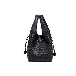 กระเป๋าสะพายข้างทรงเรโทรสุดฮิตสำหรับผู้หญิง ปิดด้วยเชือก วัสดุ PU ทอแบบถุง มีซับในโพลีเอสเตอร์ ขนาดกะทัดรัด 1-1.9 ลิตร เหมาะสำหรับการเดินทาง - Product Image 6