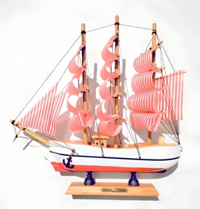 Modèle de bateau à voile en bois décoratif avec voiles roses, décoration nautique pour table, maison, bureau, cadeau de collection - Product Image 1