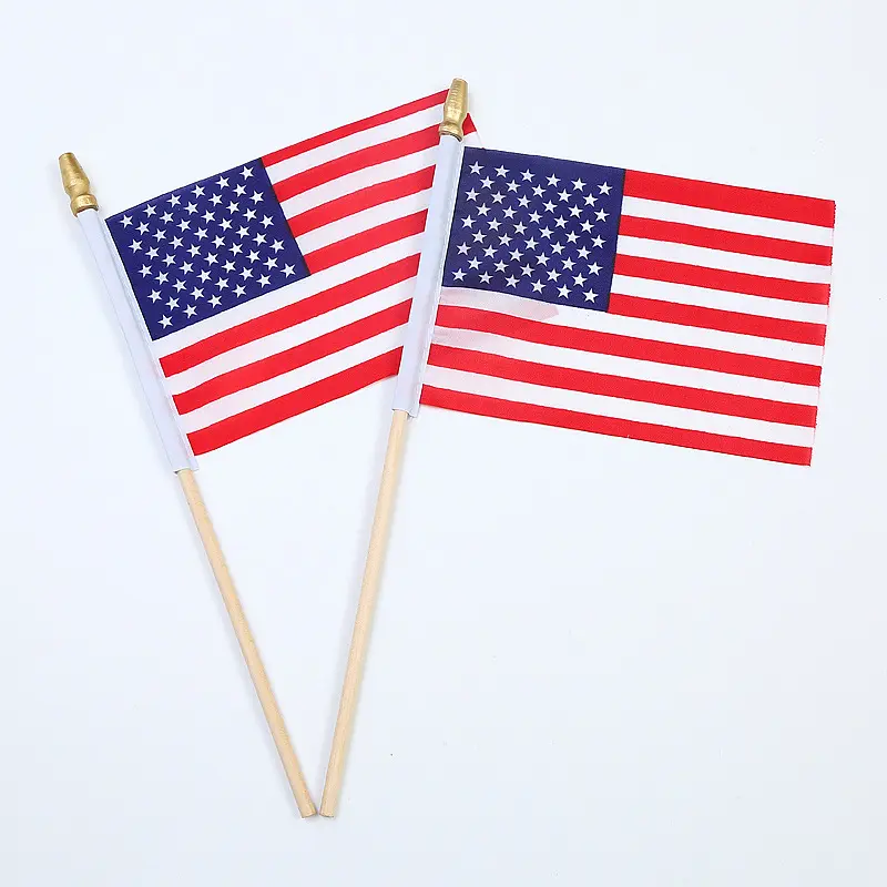 A bandeira americana da mão com uma haste de madeira de 25 cm com uma cabeça dourada da arma para a propaganda do feriado do fã