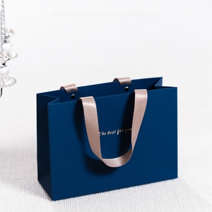Sac shopping en papier bleu marine personnalisé avec poignée en ruban, structure rigide pliable, pelliculage mat pour cadeaux, bijoux, vente au détail - Product Image 2