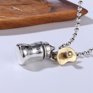 Divertido Colgante Vintage de Plata de Ley 925 Bañado en Oro y Rodio con Diseño de Biberón y Tetina para Fiesta - Product Image 5