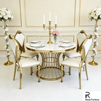 Chaise de banquet moderne avec pieds en métal et siège rembourré, idéale pour les événements, les mariages, les réceptions et les conférences