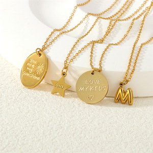 Collar de Acero Inoxidable con Colgante de Moneda Dorada con Pentagrama y Letra Grabada, Estilo Europeo Americano, para Mujer - Product Image 1