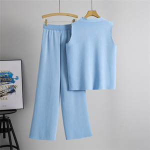 Ensemble décontracté d'été pour femme : Gilet tricoté respirant à boutons et pantalon large à motif uni – Assortiment parfait - Product Image 4