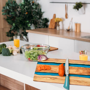 Planches à découper en bois époxy Grande planche à charcuterie en bois d'olivier personnalisée de luxe faite à la main avec résine - Product Image 5