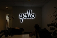 Enseigne lumineuse LED néon en acrylique avec lettres 3D métalliques rétroéclairées pour entreprises, magasins, utilisation extérieure, voitures, cafés, commerces mobiles et entreprises