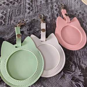 พวงกุญแจจี้การ์ตูน<span class=keywords><strong>อนิ</strong></span><span class=keywords><strong>เม</strong></span>ะสไตล์ญี่ปุ่นป้ายโปร่งแสงป้ายขนาดเล็ก<span class=keywords><strong>หนัง</strong></span> PU ที่เก็บของสะสมที่มีเสน่ห์ - Product Image 1