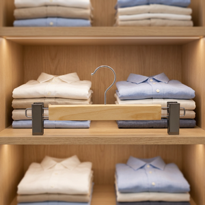 Cintres en bois de haute qualité avec pinces métalliques en fer, durables et antidérapants pour pantalons, robes, armoire et salle de bain (vente en gros) - Product Image 1