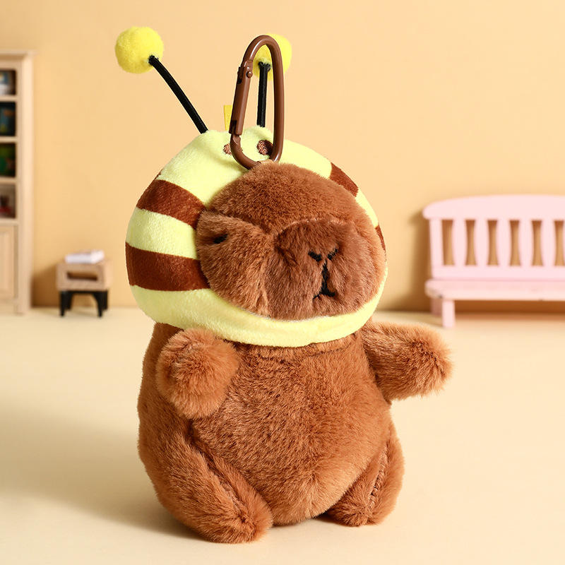 Chapeau capybara abeille en peluche