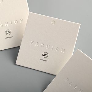 맞춤 인쇄 엠보싱 로고 친환경 600gsm 베이지 반투명 종이 행택 세트 의류 티셔츠 가방용 - Product Image 3