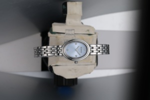 Montre-bracelet à quartz sophistiquée avec bracelet fin en acier inoxydable et mouvement Epson Y121 pour tenue professionnelle - Product Image 5