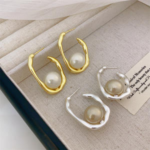 Boucles d'oreilles en métal avec anneau en or 14 carats C avec placage de cuivre New Niche Fashion Irregular Pearl S925 Silver Post Geometric Pattern - Product Image 1