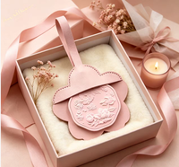 Pendentif d'aromathérapie créatif en cuir en forme de fleur, ornement suspendu parfumé pour voiture et armoire, sachet parfumé style lanière, cadeau