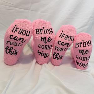 Cómodas ideas de regalos pequeños borrosos para madre esposa amigo si puedes leer esto tráeme algunos calcetines de vino - Product Image 1