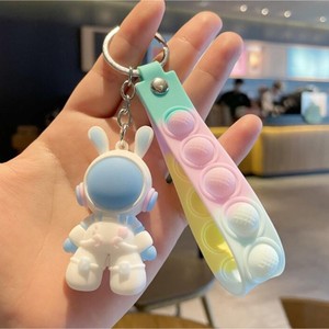 New 3D Mini sáng tạo PVC phim hoạt hình nhân vật Keychain vòng chìa khóa thời trang không gian thỏ Phi Hành Gia Keychain cho túi xe keycahins - Product Image 1